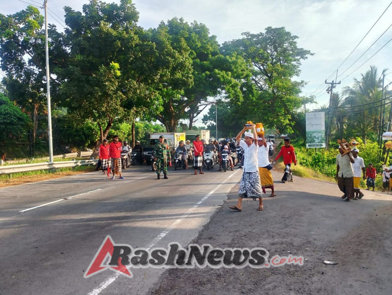 TNI Dekat dengan Masyarakat, Babinsa Guwang Dukung Kelancaran Tradisi Adat di Wilayah Binaan