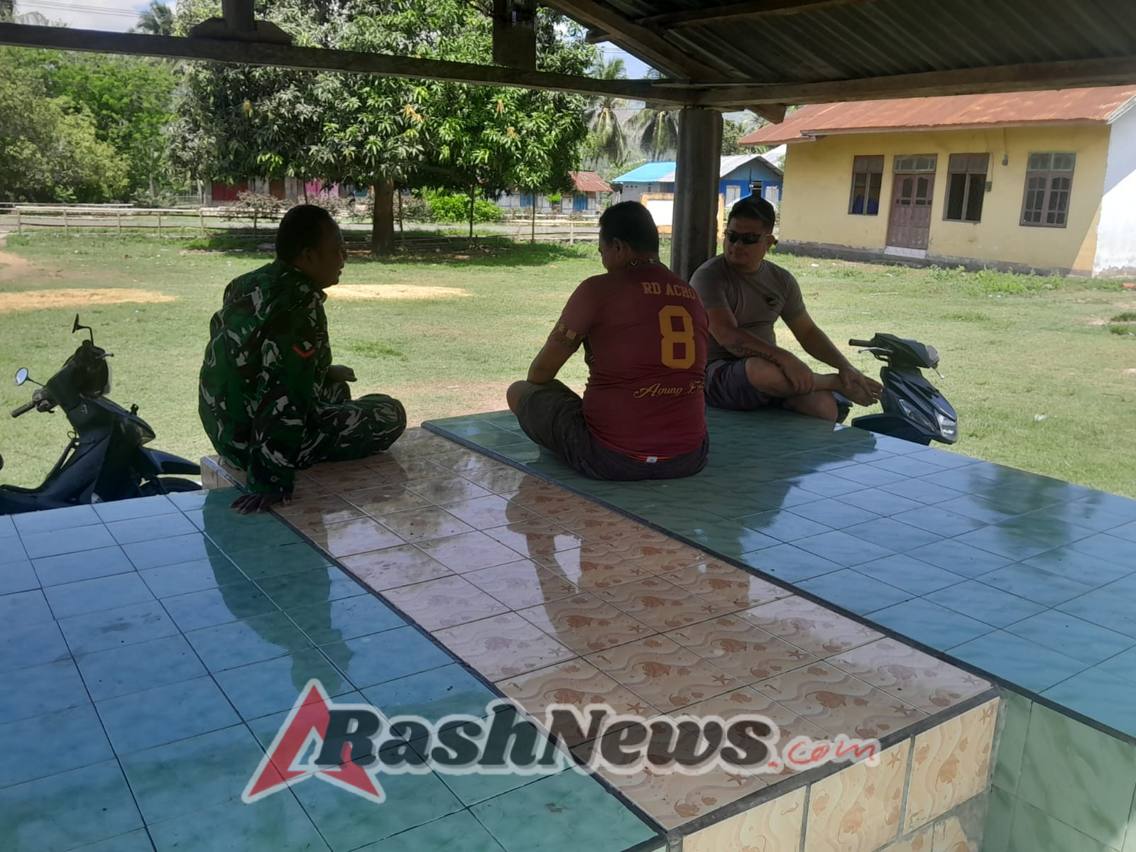 Babinsa Koramil 1602-04/Maurole Jalin Komsos dengan Warga Rangalaka