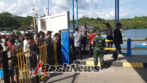 Babinsa Pantai Baru Monitor Keberangkatan Kapal Garda Maritim 3 di Pelabuhan ASDP