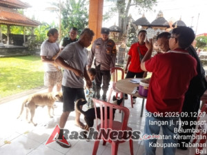 Bhabinkamtibmas Desa Belumbang amankan kegiatan Vaksin Hewan dalam mencegah Rabies.