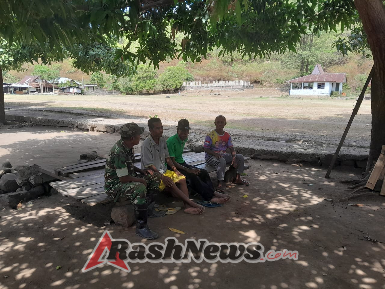 Babinsa Koramil 1602-04/Maurole Gelar Komsos dan Pamwil di Desa Pise