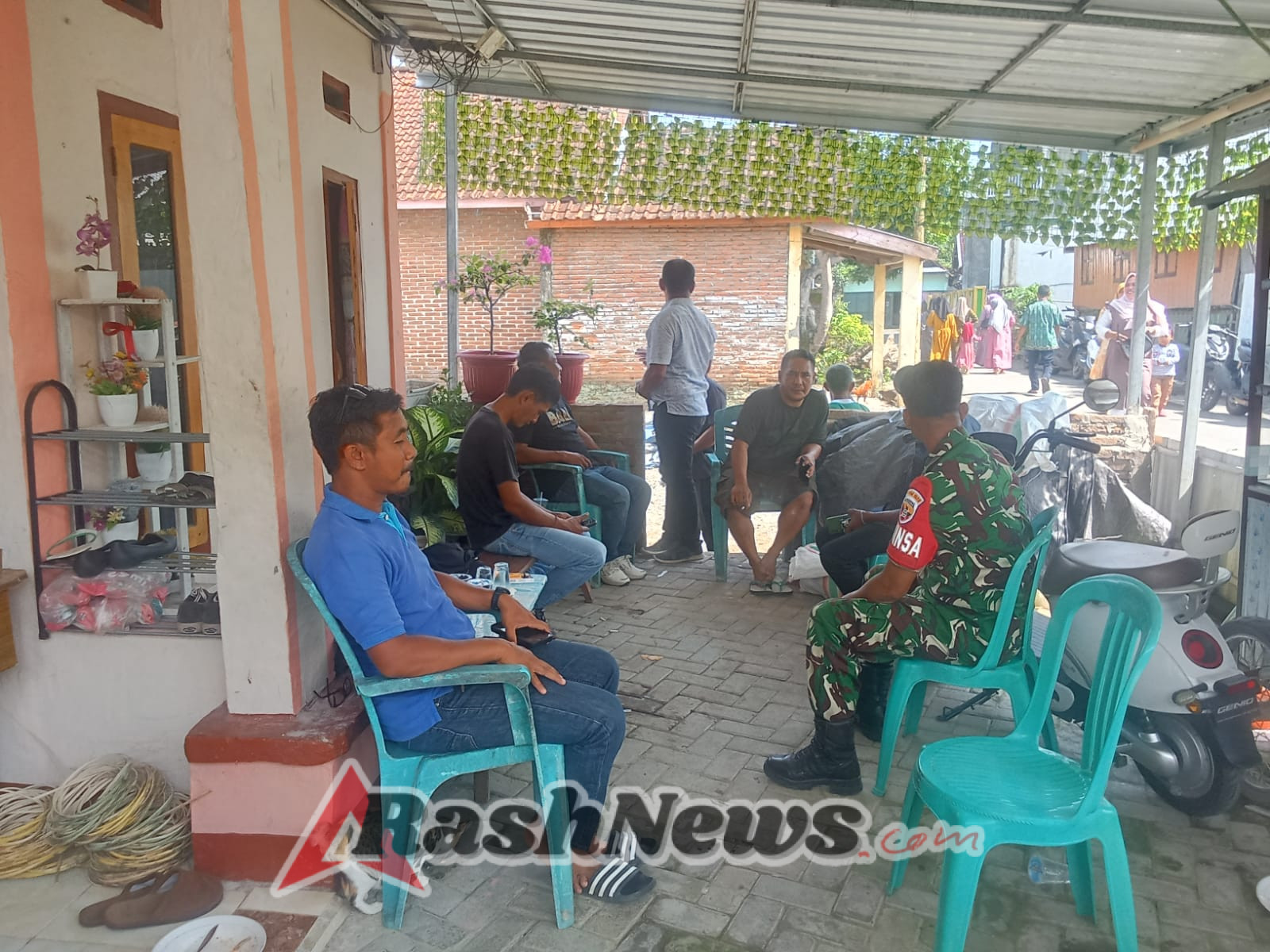 Sinergi TNI dan Masyarakat, Babinsa Sapugara Bree Ajak Warga Ciptakan Lingkungan Aman dan Tertib