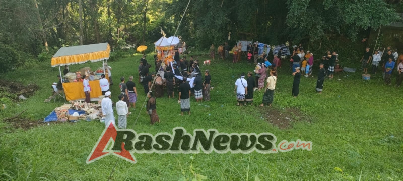 Bhabinkamtibmas Tangguntiti Bersama Pecalang Amankan Upacara Pitra Yadnya Pengabenan