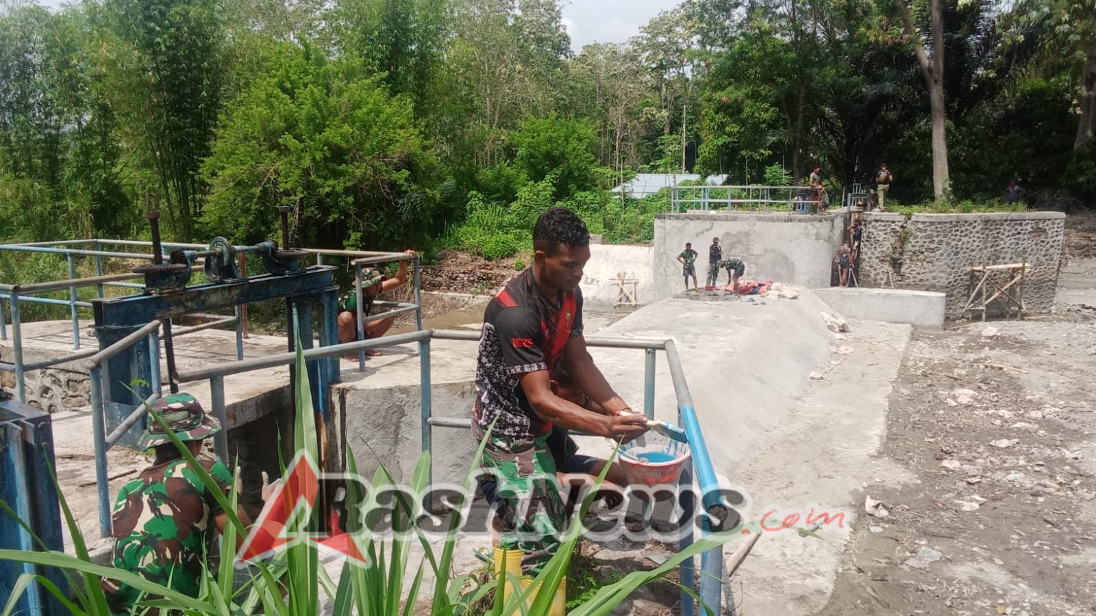 TNI dan Warga Benteng Tawa Kompak Selesaikan Pekerjaan Bendungan Panondiwal, TMMD ke-126 Capai 82 Perse