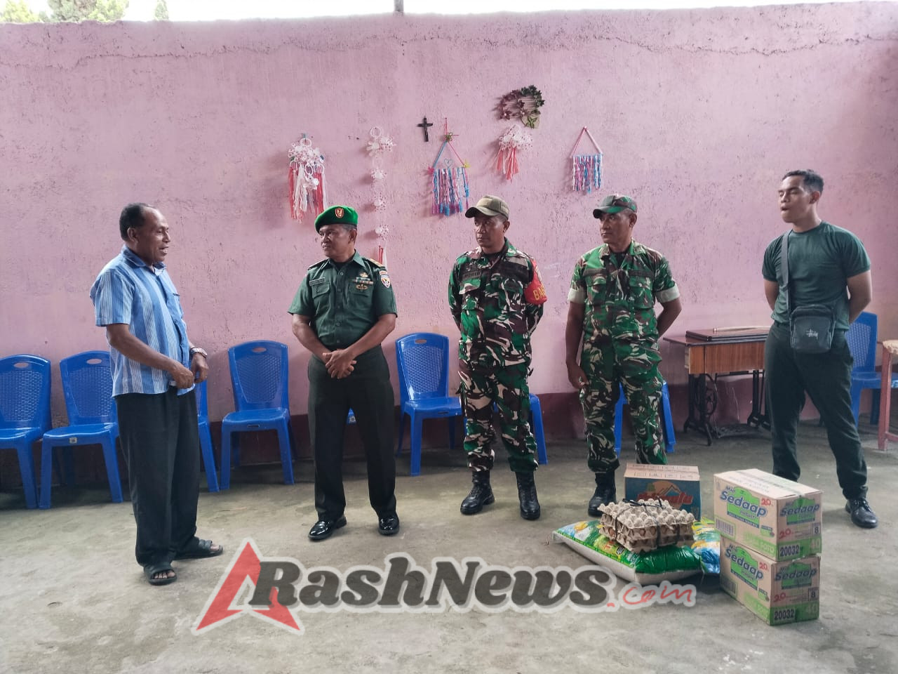 Personel Kodim 1602/Ende Turun Tangan Bantu Warakawuri dan Komunitas Rehabilitasi di Ende