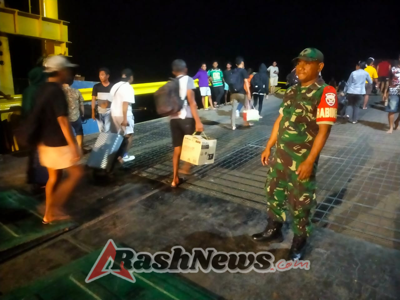 Babinsa Pantai Baru Amankan Kedatangan Kapal Ferry Garda Maritim 3 di Rote Ndao