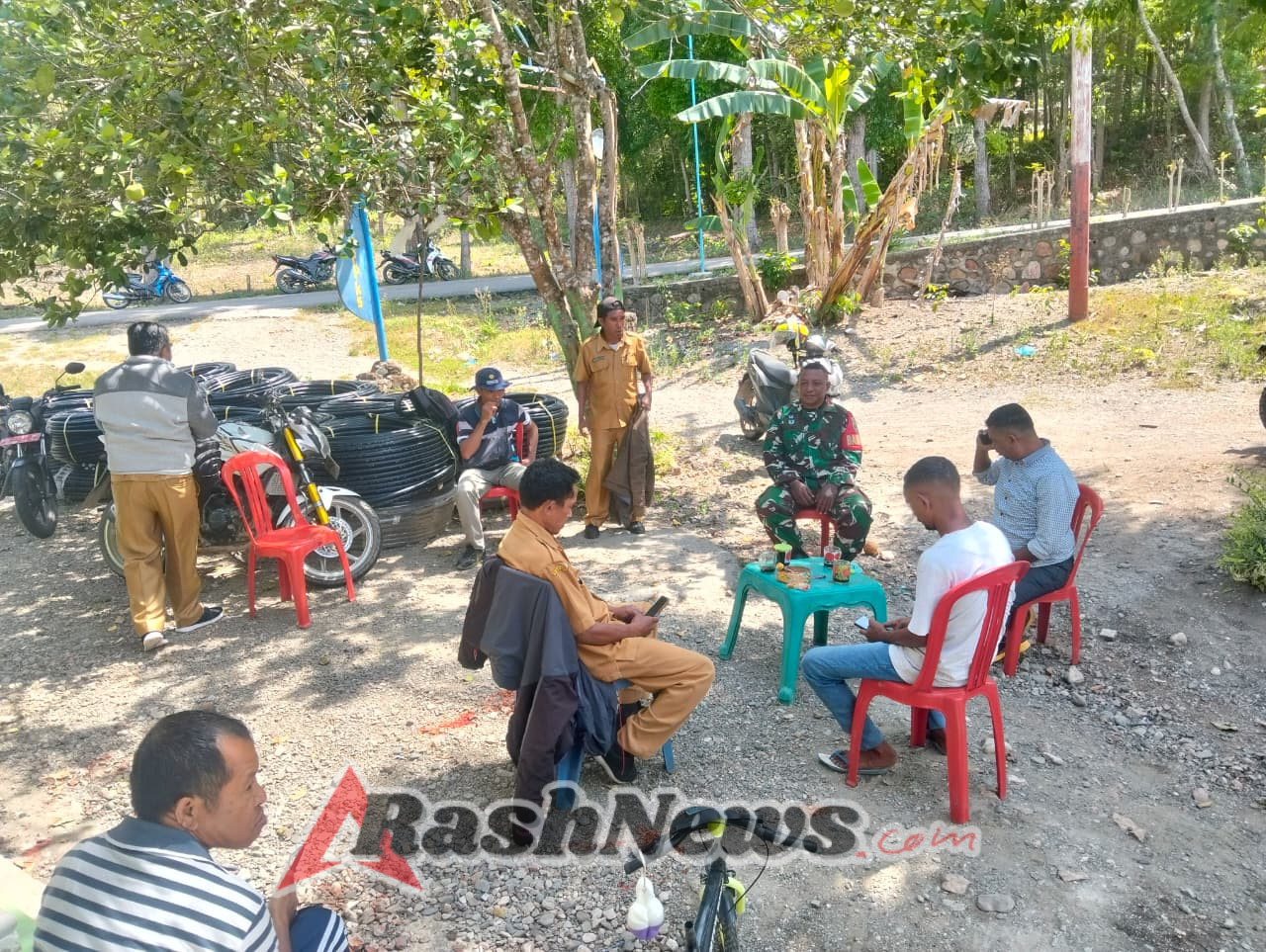 Babinsa Koramil 1618-03/Insut Serda Natalino J. Barros Jalin Keakraban Lewat Komsos di Desa Humusu Wini