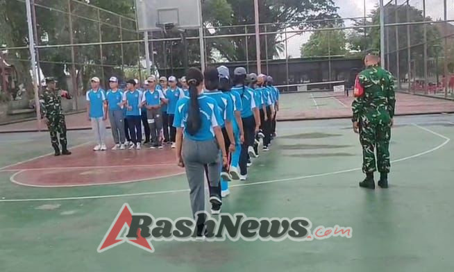 Babinsa Bangli Tekankan Pentingnya Disiplin dan Kekompakan Melalui Latihan PBB di Sekolah