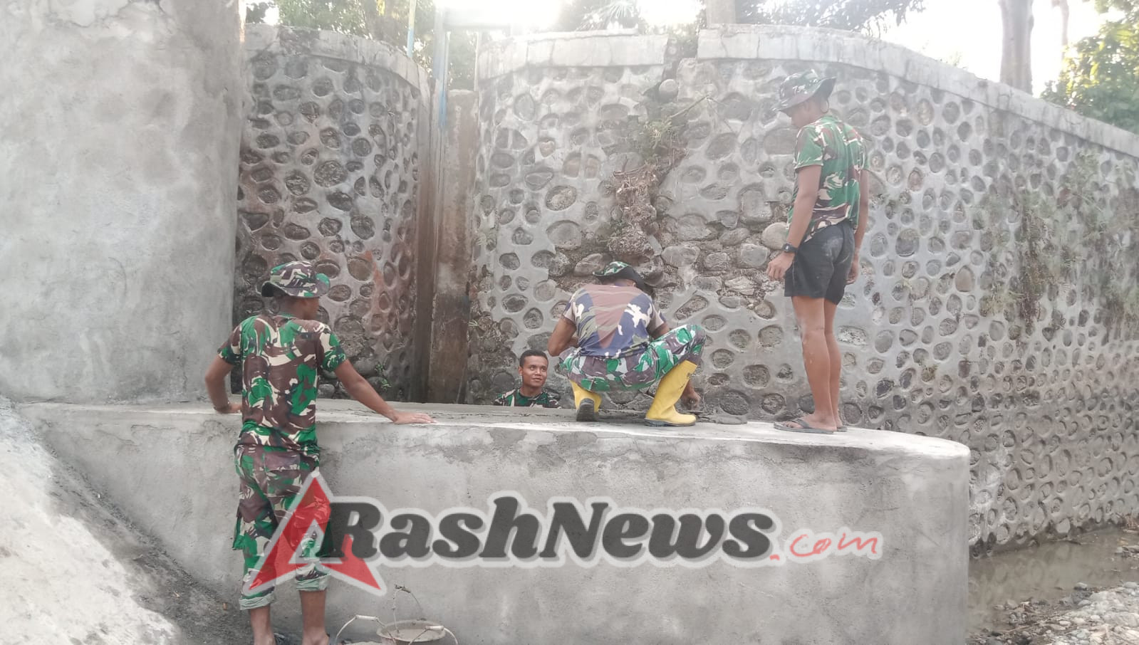 Bendungan Panondiwal Hampir Rampung, TMMD ke-126 Kodim 1625/Ngada Fokus Selesaikan Plester Pintu Bendungan