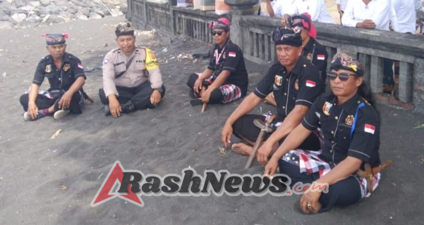 Wujudkan Desa Kondusif, Polsek Sidemen Rangkaikan Jumat Curhat dengan Pembekalan Pecalang Desa Adat