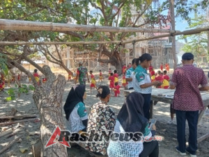 Peduli Kebersihan dan Kamtibmas, Babinsa Koramil Maurole Bersama Warga Bersihkan Gereja Salib Suci