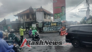 Paska Hujan Personel Unit Lalu Luntas  Polsek Kuta Utara Tetap Layani Masyarakat