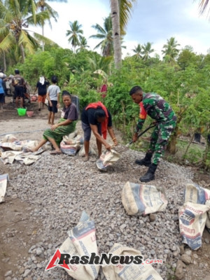 TNI dan Warga Gotong Royong Perkuat Akses Jalan Melalui Rabat Beton