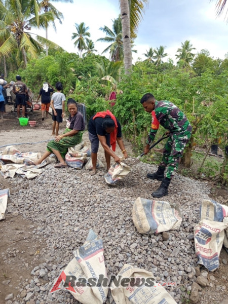 TNI dan Warga Gotong Royong Perkuat Akses Jalan Melalui Rabat Beton
