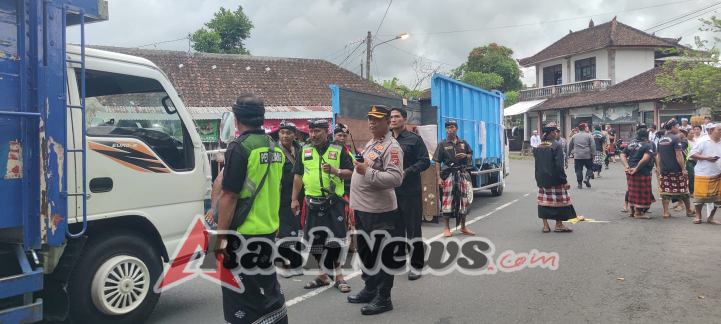 Kapolsek Mengwi Pimpin Pengamanan Giat Melasti Ida Sesuhunan Pura Puncak Mangu