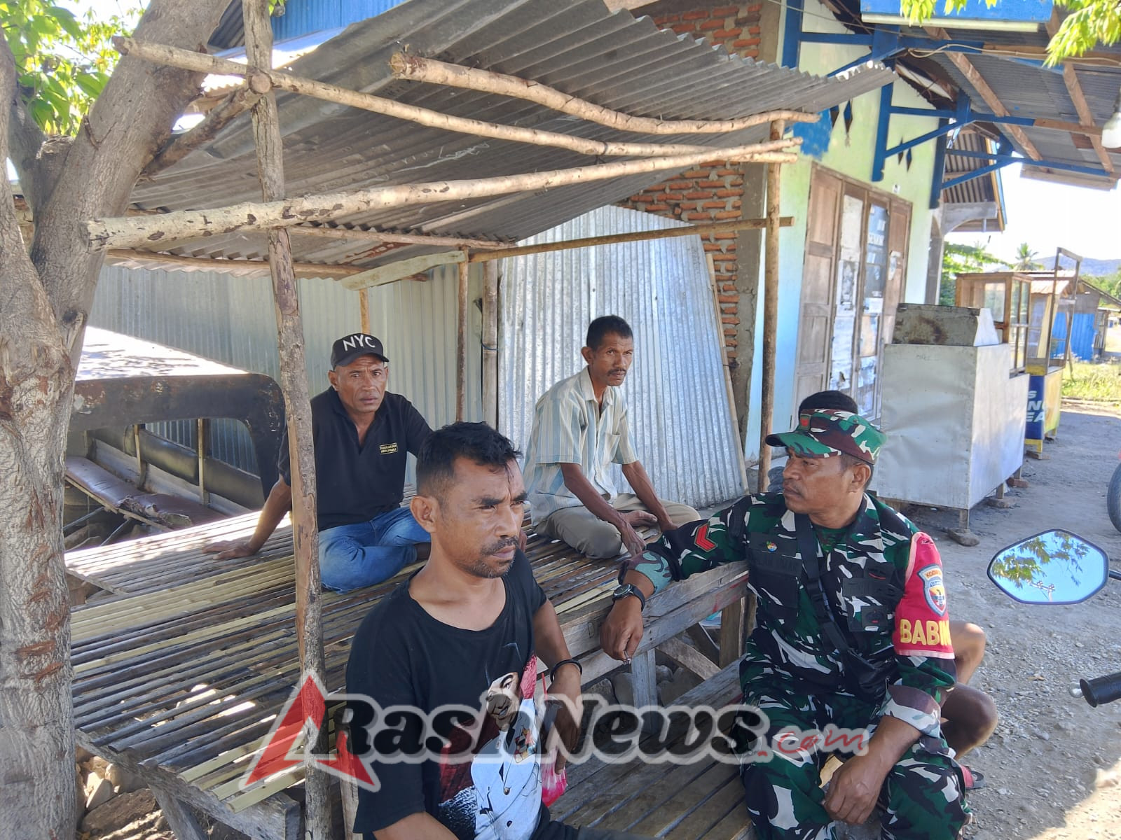 Wujud Kemanunggalan TNI-Rakyat, Babinsa Maurole Hadir Aktif di Desa Ngalukoja