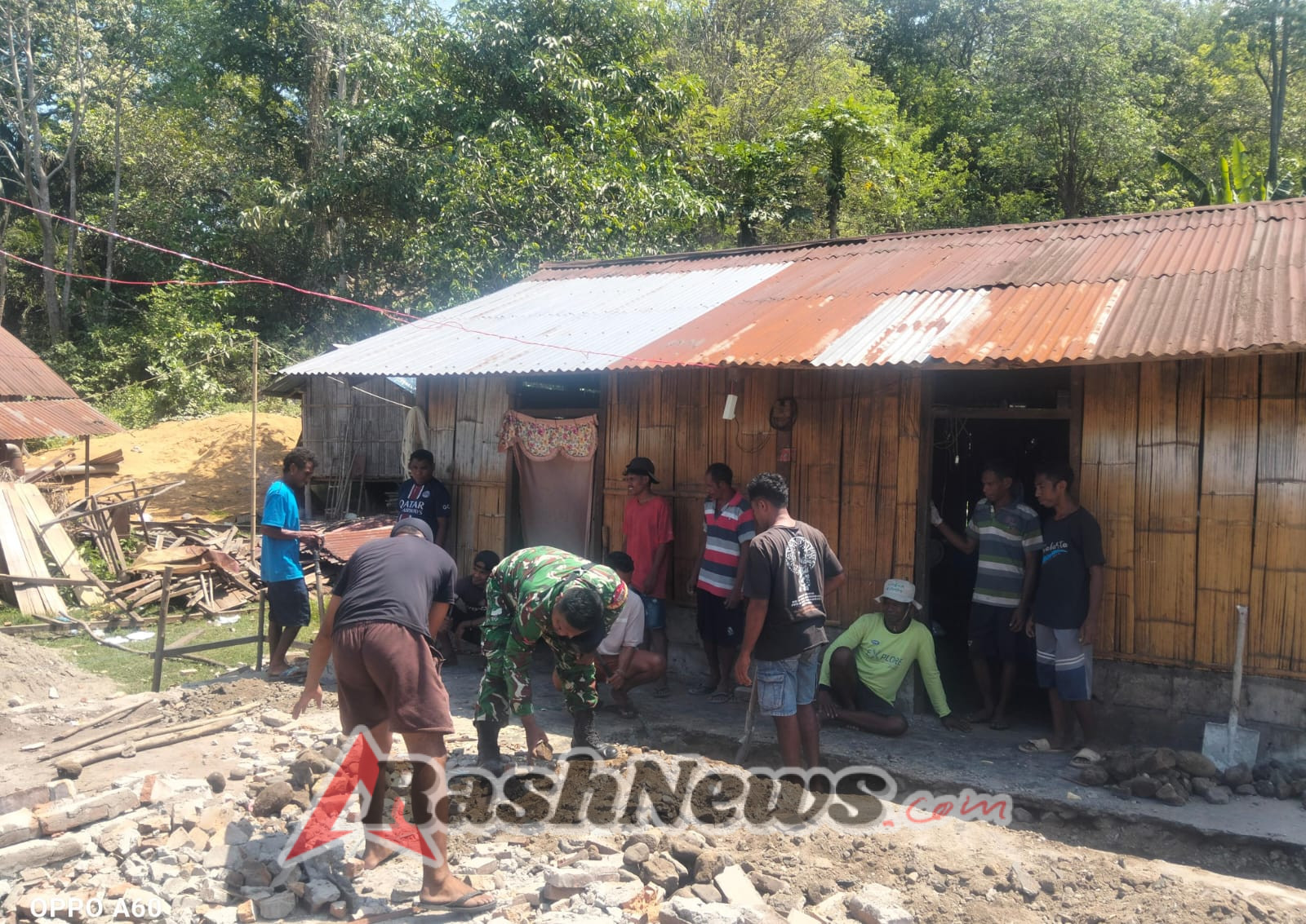 Antusias Warga Sambut Kehadiran Babinsa dalam Kegiatan Pembangunan Rumah di Desa Otogedu