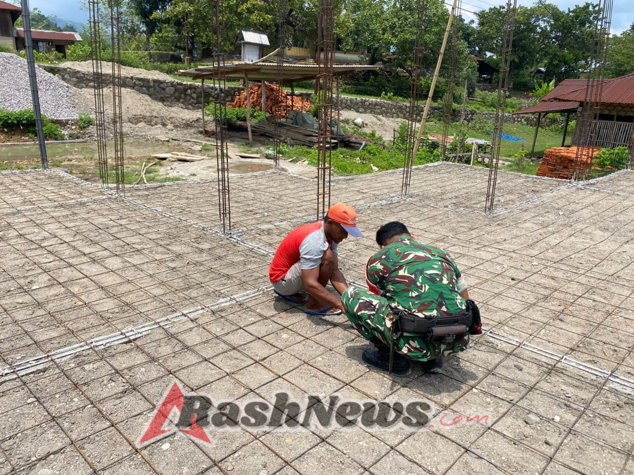 Antusias Warga Sambut Kehadiran Babinsa dalam Kegiatan Komsos dan Karya Bhakti di Desa HangalandeAntusias Warga Sambut Kehadiran Babinsa dalam Kegiatan Komsos dan Karya Bhakti di Desa Hangalande