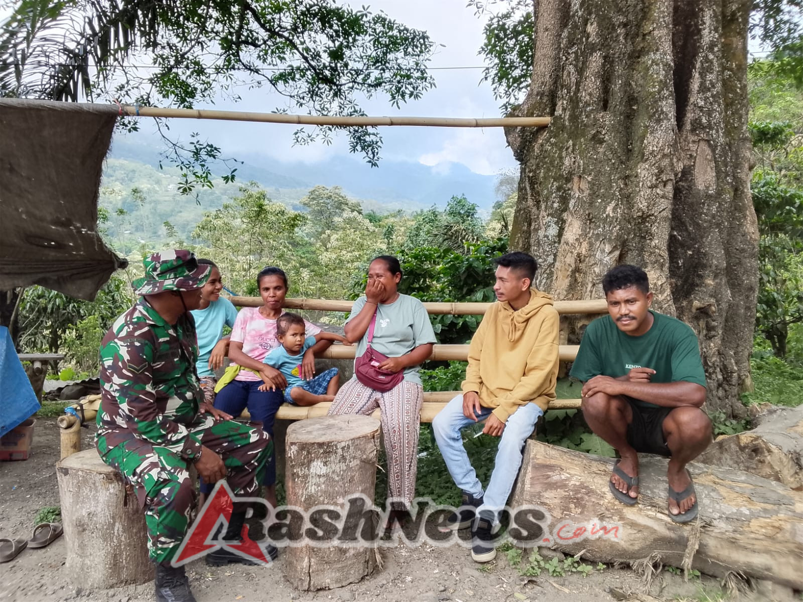 Masyarakat Antusias Sambut Kehadiran Babinsa dalam Pemantauan Keamanan Desa Lisepuu