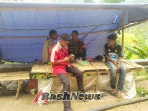 Masyarakat Antusias Sambut Kehadiran Babinsa dalam Pengawasan Jalur Portal Desa Dile