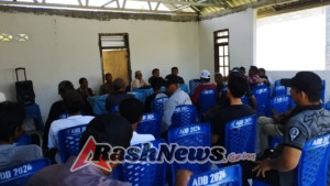 ‎Perkuat Kebersamaan Warga, Babinsa Rhee Loka Dampingi Rapat Pasca Penataan Desa