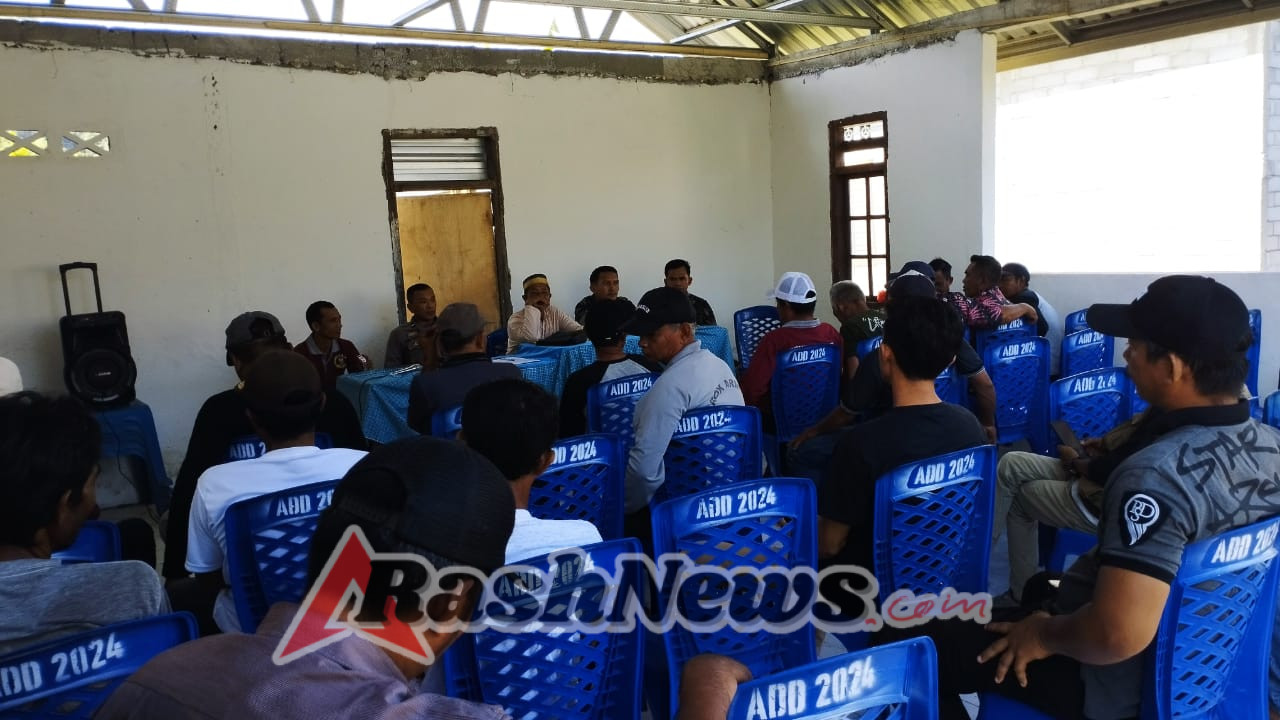 ‎Perkuat Kebersamaan Warga, Babinsa Rhee Loka Dampingi Rapat Pasca Penataan Desa