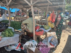 Pasar Aman dan Tertib, Babinsa Batutua Kawal Kegiatan Ekonomi Masyarakat Rote Barat Daya