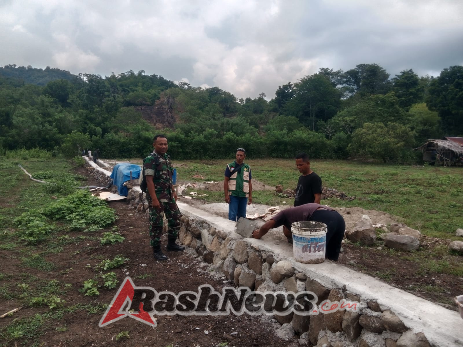 Babinsa, Pemerintah Desa, dan Petani Bersinergi Wujudkan Peningkatan Infrastruktur Irigasi di Kamubheka