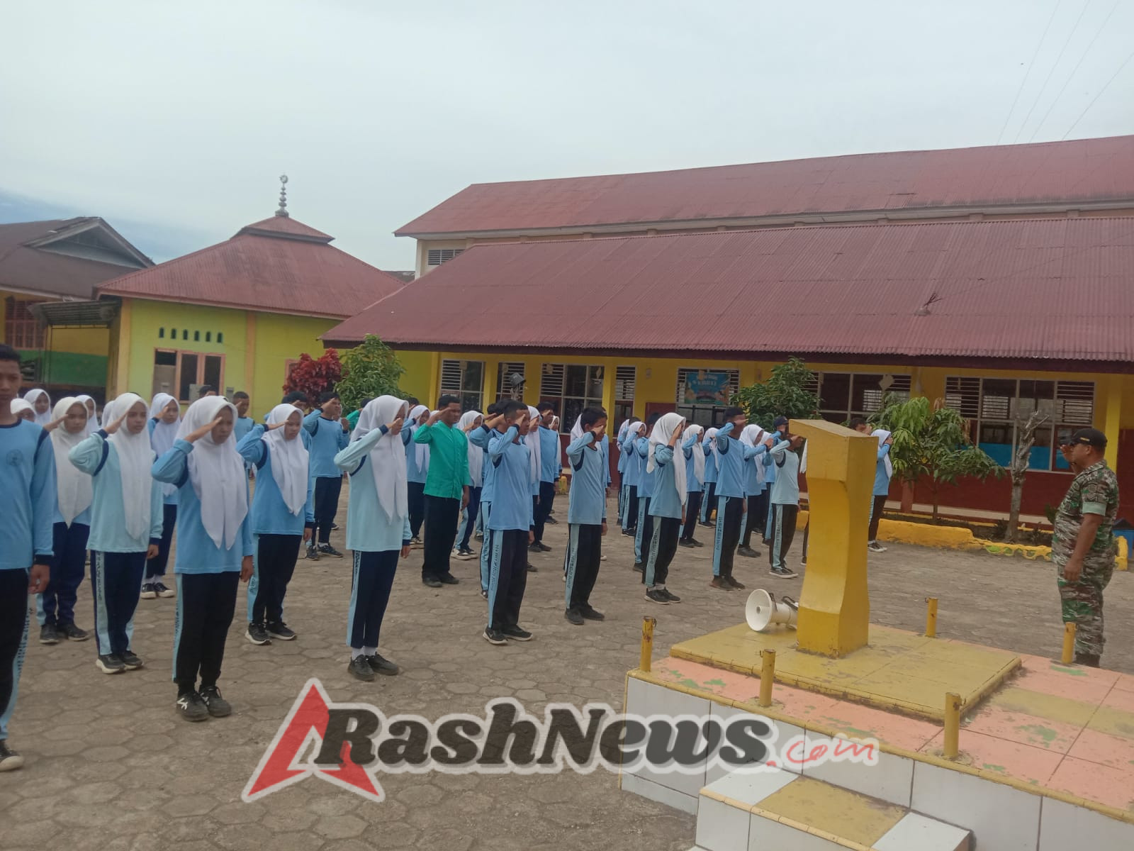 Tanamkan Bela Negara Dan Kedisiplinan, Babinsa Beri Pelatihan PBB Kepada Siswa SMPN 14 Solok Selatan