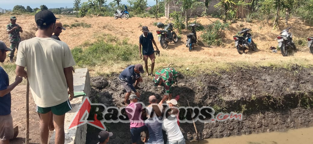 TNI Hadir untuk Rakyat: Babinsa Koramil 1612-05/Satar Mese Giatkan Aksi Bersih Irigasi Bersama Petani