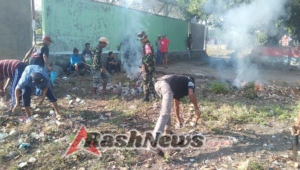 Babinsa Koramil 1614-05/Pekat Bersama Pemdes Karombo Gelar Aksi Bersih Lingkungan