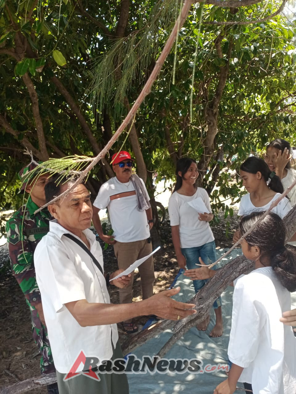 Babinsa Rote Timur Amankan Ibadah Padang Jemaat Silo Oalafulihaa di Pantai Osasole