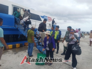 Babinsa Rote Ndao Pastikan Aktivitas Transportasi Laut di Pelabuhan Ba’a Berjalan Kondusif