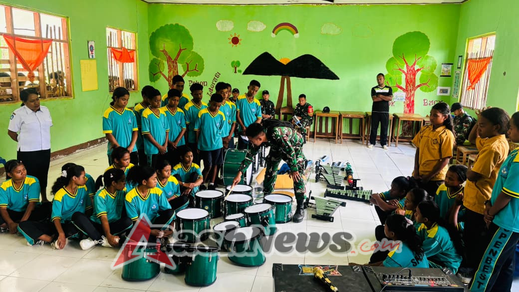 Satgas Pamtas Yonarhanud 2 Kostrad Ajarkan Drumband, Tingkatkan Keterampilan Siswa SMPN Bestaumuti