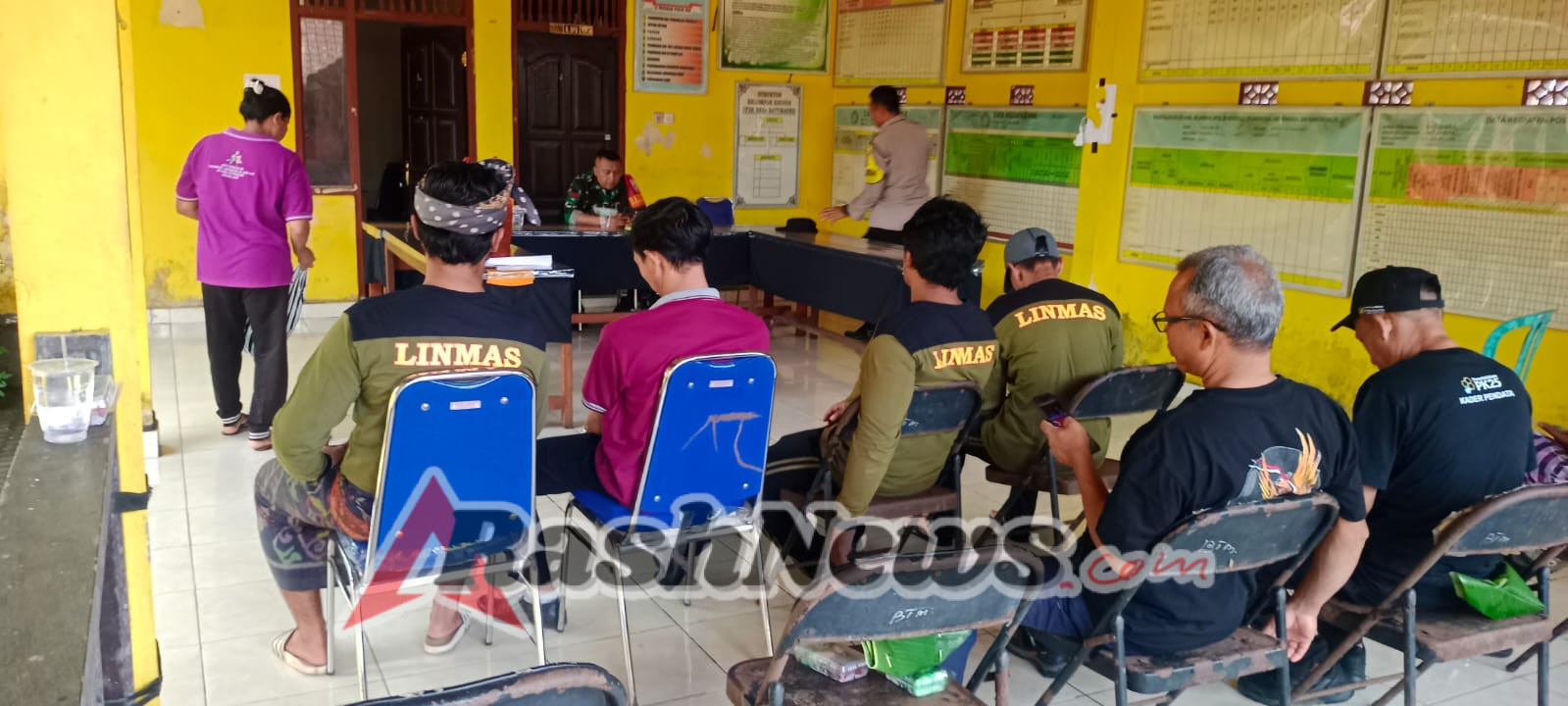 Linmas Desa  Batumadeg Digembleng TNI Polri Tentang Profesionalisme Dan Disiplin