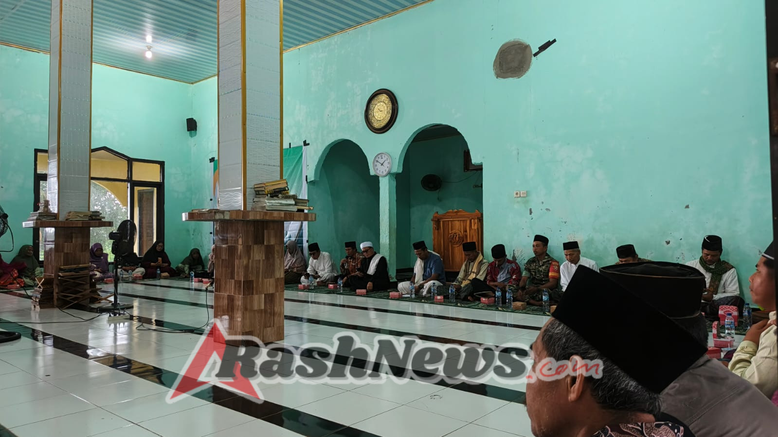 Wujudkan Kemanunggalan TNI-Rakyat, Babinsa Turut Sukseskan Pengajian Majelis Taklim TBA