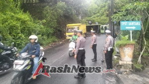 Unit Lantas Polsek Kuta Selatan Atensi Truk Bermuatan Batu Kali Terguling di Tanjakan Goa Gong Jimbaran.