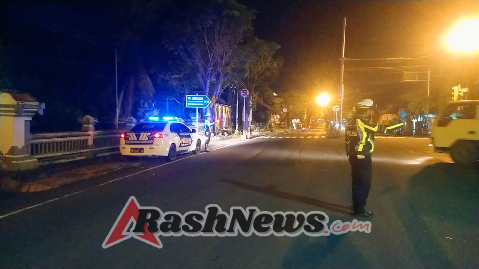 Demi Kelancaran Lalulintas, Unit Patroli Sat Lantas Melaksanakan Pengaturan di Malam Hari