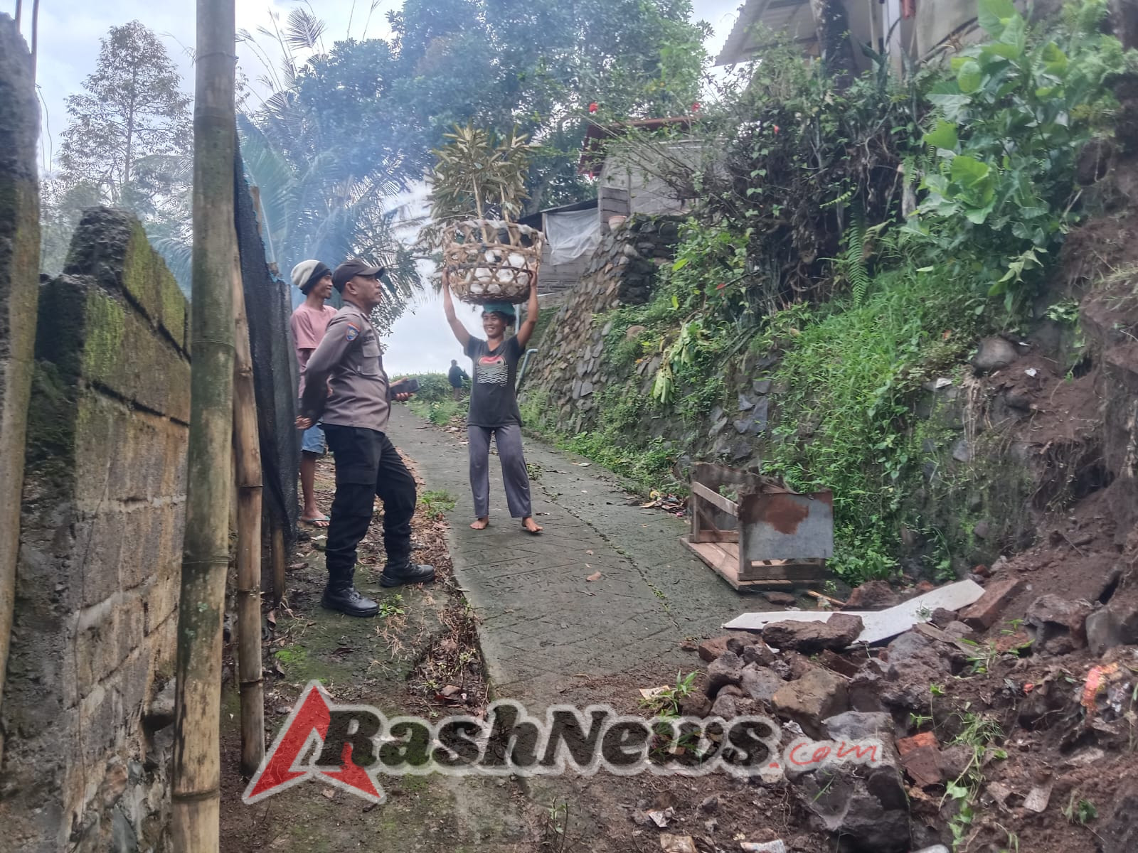 Babinsa Koramil 1609-05/Sukasada Bantu Warga Bersihkan Material Longsor