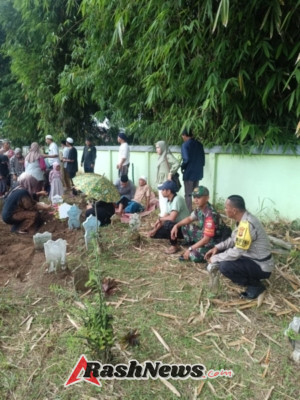 Kebersamaan Tanpa Batas, Babinsa dan Bhabinkamtibmas Loloan Barat Dampingi Warga di Saat Berduka
