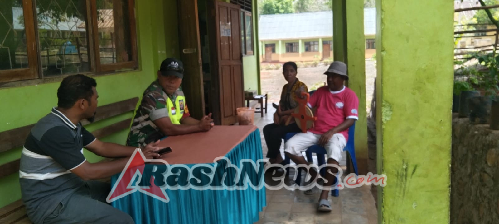 Babinsa Sertu Yulianus Samaleto Jalin Kedekatan dengan Warga Desa Naembaun