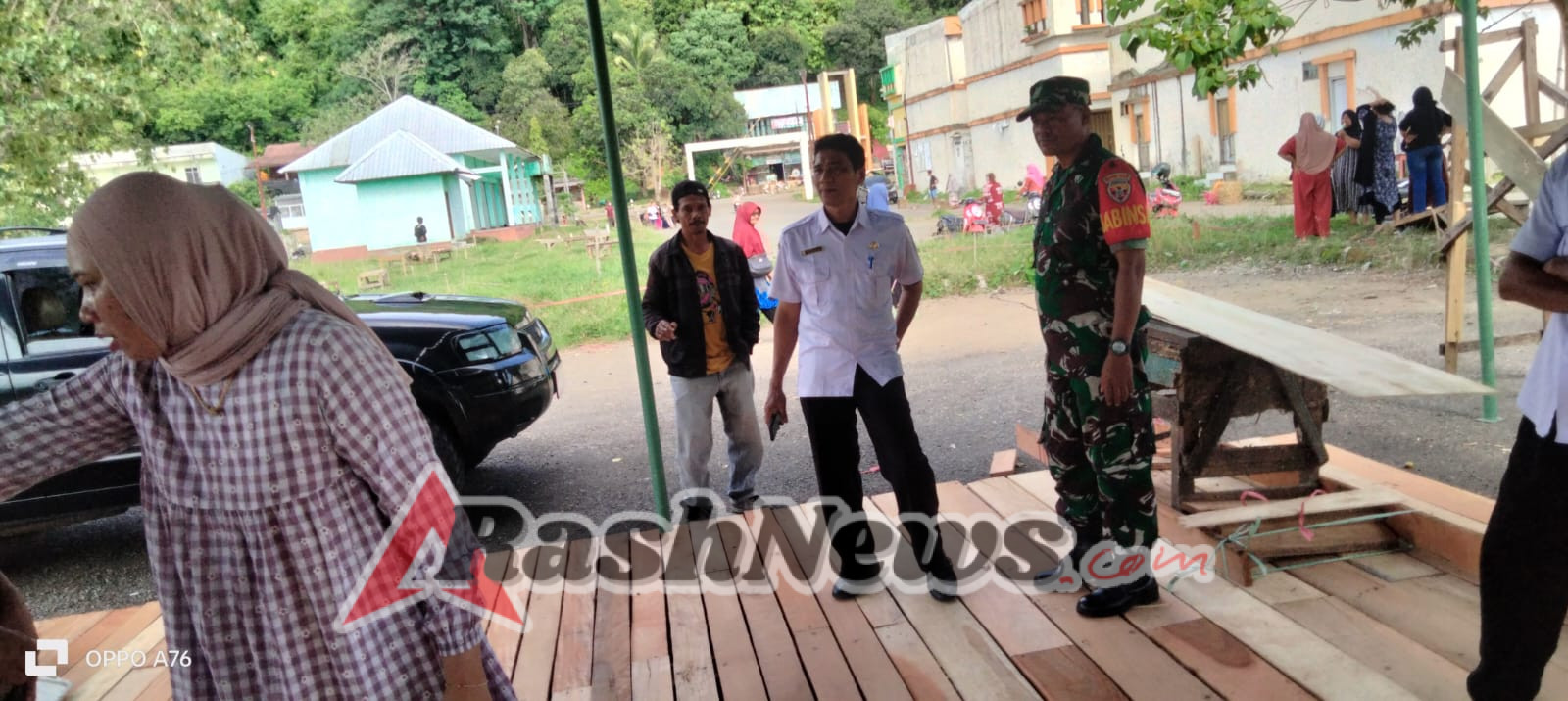 Pendampingan Babinsa Wujud Kepedulian TNI terhadap Kenyamanan Pedagang Pasar Tana Mira