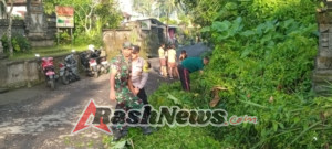 Wujudkan Desa Bersih dan Asri, Babinsa Tampaksiring Ajak Warga Laksanakan Jumat Bersih