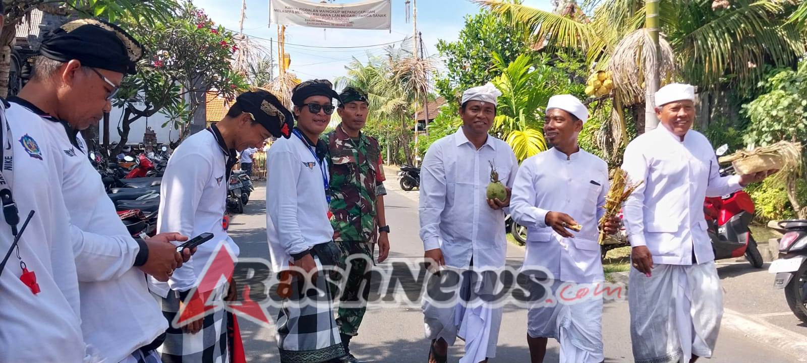 Kehadiran Babinsa di Tengah Masyarakat, Ciptakan Suasana Aman dan Khidmat Saat Piodalan di Pura Gaduh