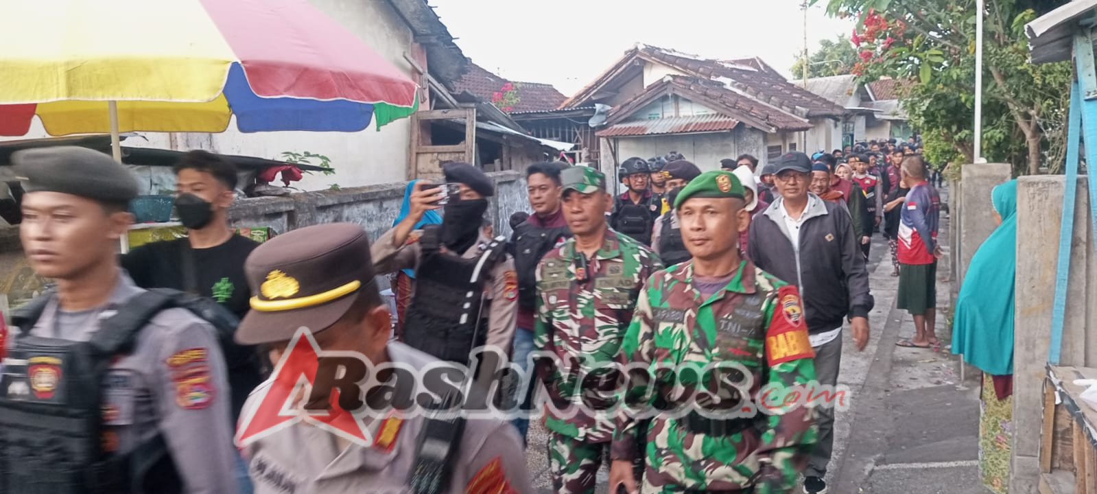 ‎TNI dan Polri Kompak Jaga Keamanan Lombok Timur Lewat Patroli Gabungan