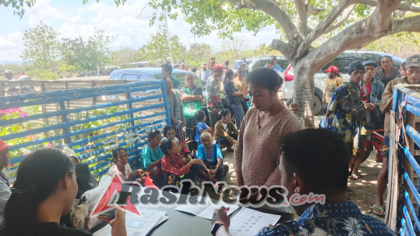 TNI Bersama Pemerintah Kecamatan Haharu Salurkan Bansos untuk Warga Kurang Mampu