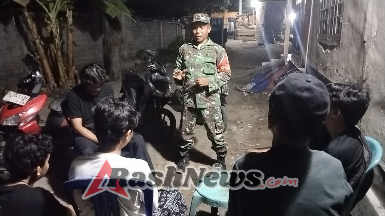 ‎Babinsa dan Warga Labuhan Lombok Kompak Ciptakan Suasana Aman dan Nyaman di Malam Hari