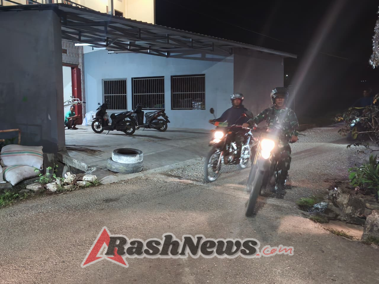 Anggota Kodim 1613/Sumba Barat dan Aparat Kelurahan Kampung Sawah Gelar Patroli Siskamling Bersama