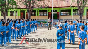 Satgas Pamtas Yonarhanud 2 Kostrad Adakan Pelatihan PBB dan Pembagian Susu di SMPN Wini