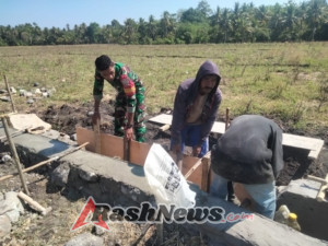 Wujud Nyata Kepedulian TNI, Babinsa Pratu Paskalis Dampingi Warga Maurole Bangun Irigasi